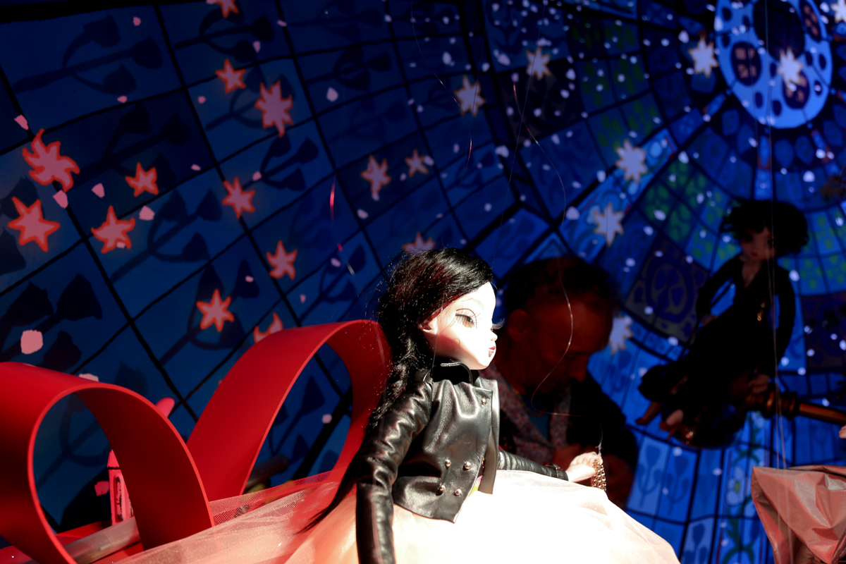 Les coulisses des vitrines de Noël au Printemps par Jean-Claude Dehix