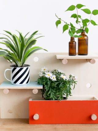 Retrouvez notre DIY pour créer un panneau végétal qui accueillera toutes vos plantes. Un make it conçu pour l'évènement Tous au jardin de Leroy Merlin.