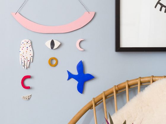 Apprenez à réaliser un DIY bijou de mur imaginé pour le magazine Marie Claire Idées dans un esprit coloré et graphique. Création par le Studio ADC